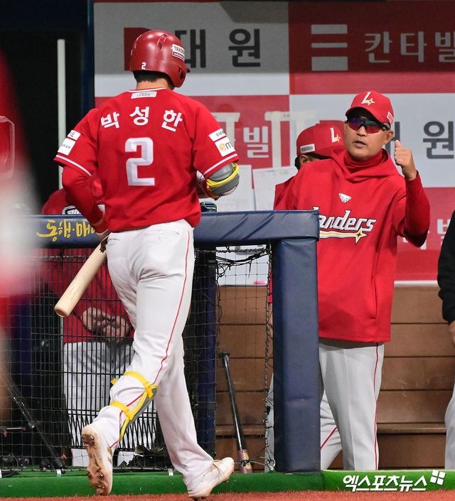 SSG 랜더스 내야수 박성한이 7일 서울 잠실야구장에서 열린 2025 신한 SOL Bank KBO리그 LG 트윈스와의 팀 간 16차전에서 3안타 2타점 2득점을 기록, 팀 5연승을 이끌었다. 사진 엑스포츠뉴스 DB