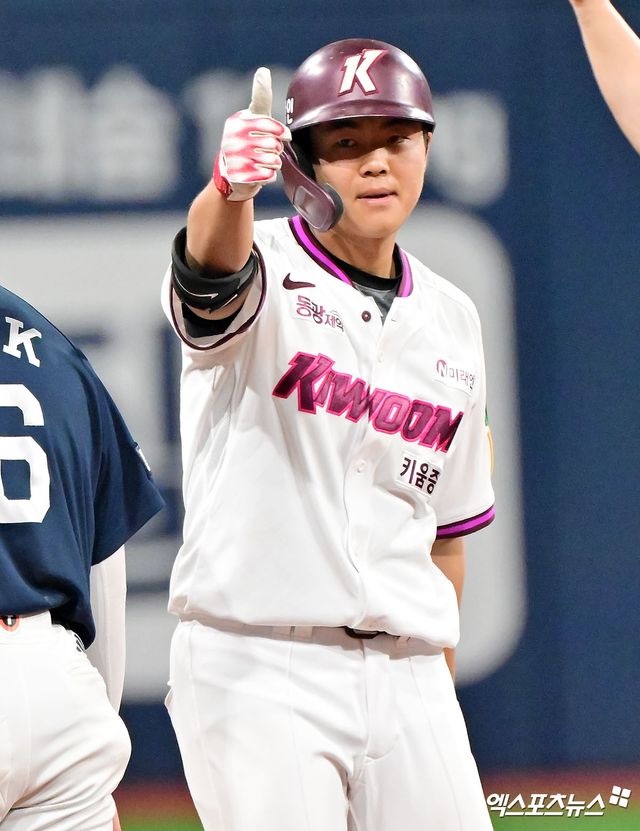24일 오후 서울 구로구 고척스카이돔에서 열린 '2025 신한 SOL Bank KBO리그' 두산 베어스와 키움 히어로즈의 경기, 9회말 무사 1,3루 키움 어준서가 2타점 2루타를 날린 후 기뻐하고 있다. 엑스포츠뉴스 DB