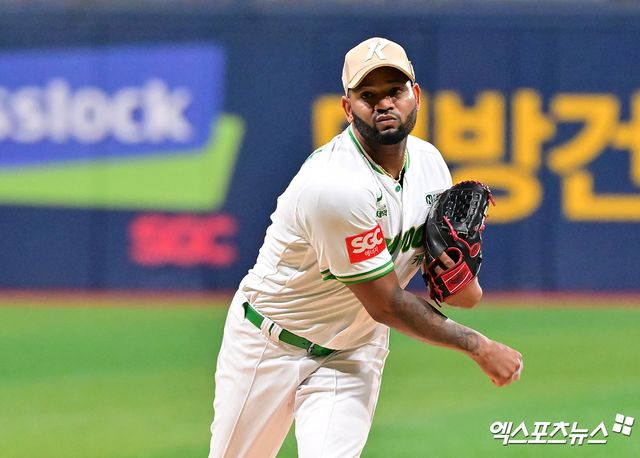 26일 오후 서울 구로구 고척스카이돔에서 열린 '2025 신한 SOL Bank KBO리그' 한화 이글스와 키움 히어로즈의 경기, 1회초 키움 선발투수 알칸타라가 공을 힘차게 던지고 있다. 엑스포츠뉴스 DB