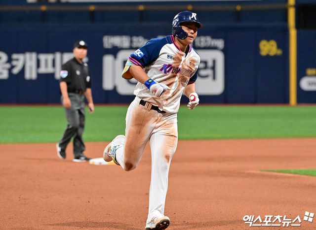 5일 오후 서울 구로구 고척스카이돔에서 열린 '2025 신한 SOL Bank KBO리그' 한화 이글스와 키움 히어로즈의 경기, 8회말 2사 키움 어준서가 솔로 홈런을 날린 후 그라운드를 돌고 있다. 엑스포츠뉴스 DB