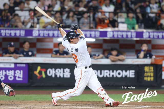 한화 이글스 4번타자 노시환이 9일 부산 사직야구장에서 열린 2025 신한 SOL Bank KBO리그 롯데 자이언츠와의 팀 간 14차전에서 홈런 포함 2안타 4타점을 기록, 팀 승리를 이끌었다. 사진 한화 이글스