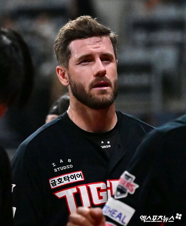 24일 오후 서울 구로구 고척스카이돔에서 열린 '2025 신한 SOL Bank KBO리그' KIA 타이거즈와 키움 히어로즈의 경기, 키움이 임지열의 결승 스리런포에 힘입어 KIA에 9:6으로 승리했다. 경기종료 후 KIA 위즈덤이 그라운드를 빠져나가고 있다. 엑스포츠뉴스 DB