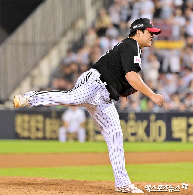 25일 오후 서울 송파구 잠실야구장에서 열린 '2025 신한 SOL Bank KBO리그' LG 트윈스와 두산 베어스의 경기, 8회말 LG 장현식이 공을 힘차게 던지고 있다. 엑스포츠뉴스 DB