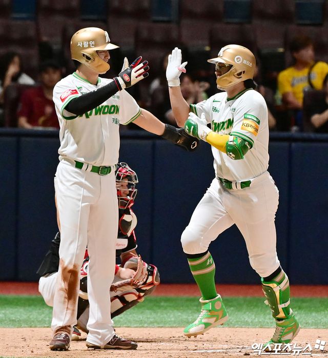 17일 오후 서울 구로구 고척스카이돔에서 열린 '2025 신한 SOL Bank KBO리그' KT 위즈와 키움 히어로즈의 경기, 5회말 1사 2루 키움 임지열이 투런 홈런을 날린 후 기뻐하고 있다. 엑스포츠뉴스 DB