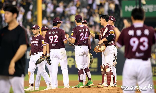 31일 오후 서울 송파구 잠실야구장에서 열린 '2025 신한 SOL Bank KBO리그' 키움 히어로즈와 LG 트윈스의 경기, 키움이 LG를 상대로 6:5 승리를 거뒀다. 이날 경기를 승리로 마친 키움 선수들이 기뻐하고 있다. 엑스포츠뉴스 DB