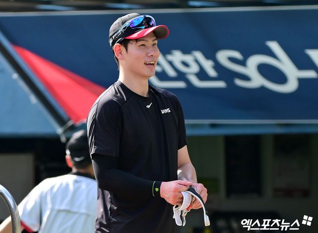 30일 오후 서울 송파구 잠실야구장에서 열리는 '2025 신한 SOL Bank KBO리그' 키움 히어로즈와 LG 트윈스의 경기, LG 홍창기가 훈련에 임하고 있다. 엑스포츠뉴스 DB