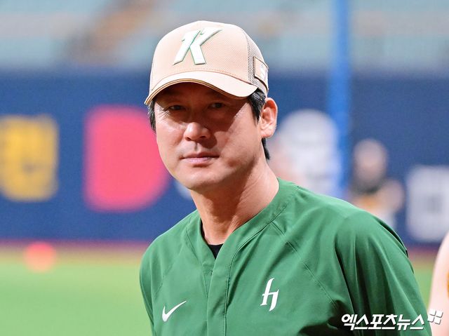 26일 오후 서울 구로구 고척스카이돔에서 열리는 '2025 신한 SOL Bank KBO리그' 한화 이글스와 키움 히어로즈의 경기, 키움 설종진 감독대행이 이동하고 있다. 엑스포츠뉴스 DB