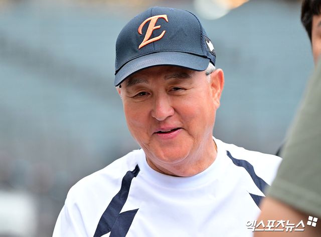 김경문 감독이 이끄는 한화 이글스가 9일 부산 사직야구장에서 열린 2025 신한 SOL Bank KBO리그 롯데와의 팀 간 14차전에서 9-1로 이겼다. 사진 엑스포츠뉴스 DB