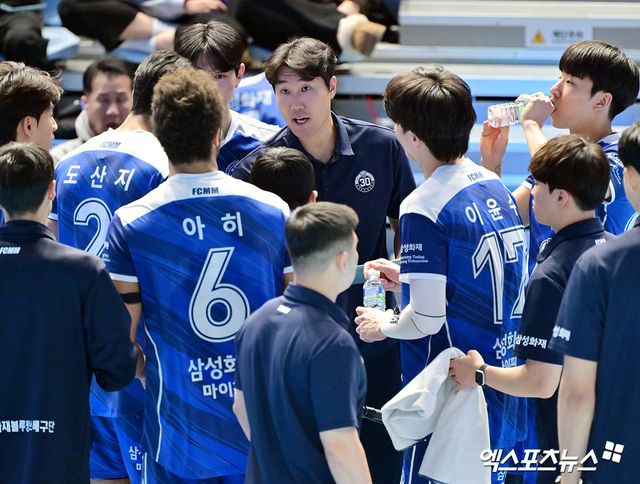 1일 오후 인천 계양체육관에서 열린 '진에어 2025-2026 V-리그' 대한항공과 삼성화재의 경기, 삼성화재 고준용 감독대행이 작전타임을 갖고 있다. 인천, 김한준 기자