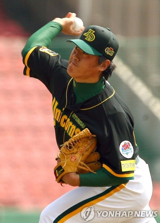 현대 유니콘스 왕조 일원이자 2006년 승률왕 출신인 전준호 전 코치가 폐암 투병 중 향년 50세로 별세했다. 전준호 전 코치는 2006시즌 30경기 등판 14승 4패 평균자책 3.39 호성적을 기록하는 동시에 승률 0.778로 승률왕에 올랐다. 연합뉴스