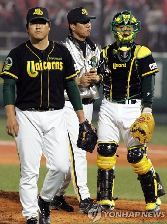 현대 유니콘스 왕조 일원이자 2006년 승률왕 출신인 전준호 전 코치가 폐암 투병 중 향년 50세로 별세했다. 전준호 전 코치는 2006시즌 30경기 등판 14승 4패 평균자책 3.39 호성적을 기록하는 동시에 승률 0.778로 승률왕에 올랐다. 연합뉴스