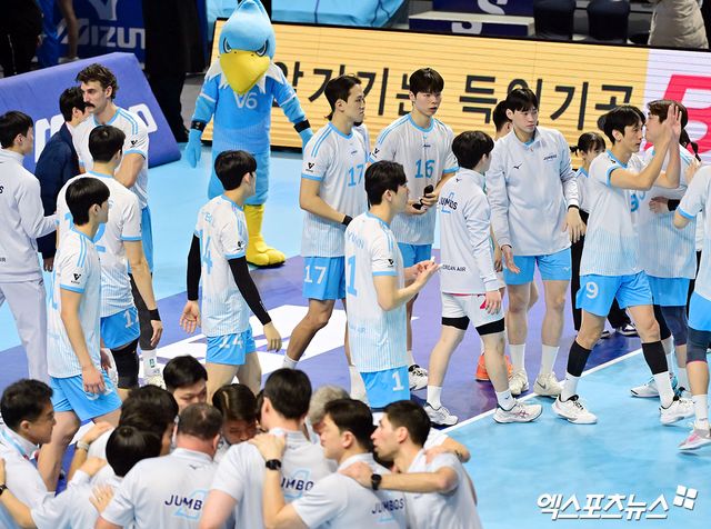 1일 오후 인천 계양체육관에서 열린 '진에어 2025-2026 V-리그' 대한항공과 삼성화재의 경기, 삼성화재가 대한항공에 세트스코어 3:2(23-25, 22-25, 25-23, 25-20, 15-13)로 승리했다. 경기종료 후 대한항공 선수들이 아쉬워하고 있다. 인천, 김한준 기자