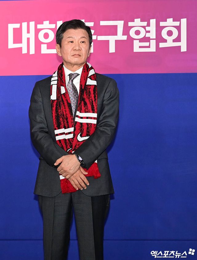 정몽규 회장은 1일 2026년 신년사를 통해 3대 혁신안(투명행정, 정도행정, 책임행정)을 기반으로 지속적인 개혁 작업 진행, 각급 대표팀 지원 최선, 코리아풋볼파크의 문화 선도 플랫폼 안착, 아시안컵 유치 노력 등을 약속했다. 특히 오는 6월에 개최되는 2026년 국제축구연맹(FIFA) 북중미 월드컵에서 홍명보 감독이 이끄는 대한민국 축구 국가대표팀이 원정 월드컵 역대 최고 성적을 낼 수 있도록 지원을 아끼지 않을 것이라고 다짐했다. 엑스포츠뉴스DB