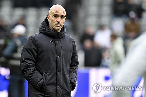 엔초 마레스카 감독이 2025년의 파란만장한 마무리를 뒤로하고 첼시 지휘봉을 내려놓은 가운데 차기 사령탑 중 하나로 로베르토 데 제르비 올랭피크 마르세유 감독이 거론되고 있다. 데 제르비 감독은 한국 축구 팬들에게도 익숙한 인물이다. 지난 여름 이적시장에서 마르세유 감독으로 부임한 직후 한국의 황희찬을 영입하기 위해 직접 전화를 걸어 설득했을 만큼 그에 대한 애정이 남달랐던 것으로 알려져 있다. 연합뉴스