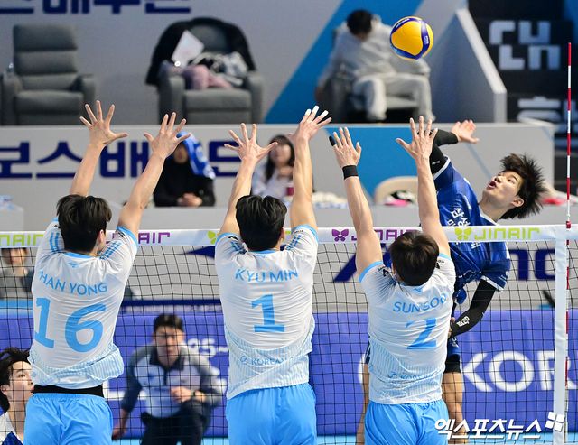 1일 오후 인천 계양체육관에서 열린 '진에어 2025-2026 V-리그' 대한항공과 삼성화재의 경기, 삼성화재 이윤수가 공격을 시도하고 있다. 인천, 김한준 기자