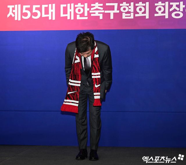 정몽규 회장은 1일 2026년 신년사를 통해 3대 혁신안(투명행정, 정도행정, 책임행정)을 기반으로 지속적인 개혁 작업 진행, 각급 대표팀 지원 최선, 코리아풋볼파크의 문화 선도 플랫폼 안착, 아시안컵 유치 노력 등을 약속했다. 특히 오는 6월에 개최되는 2026년 국제축구연맹(FIFA) 북중미 월드컵에서 홍명보 감독이 이끄는 대한민국 축구 국가대표팀이 원정 월드컵 역대 최고 성적을 낼 수 있도록 지원을 아끼지 않을 것이라고 다짐했다. 엑스포츠뉴스DB