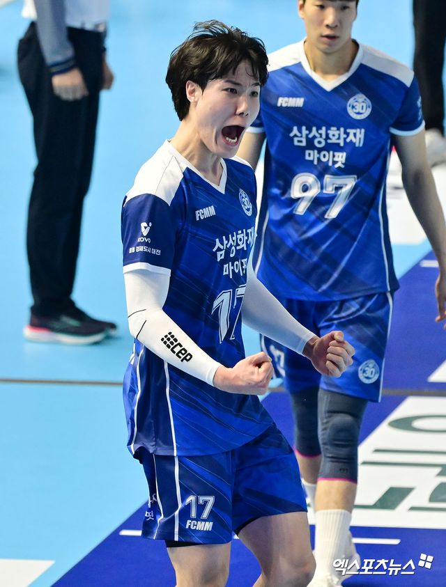 1일 오후 인천 계양체육관에서 열린 '진에어 2025-2026 V-리그' 대한항공과 삼성화재의 경기, 삼성화재 이윤수가 블로킹 성공 후 기뻐하고 있다. 인천, 김한준 기자