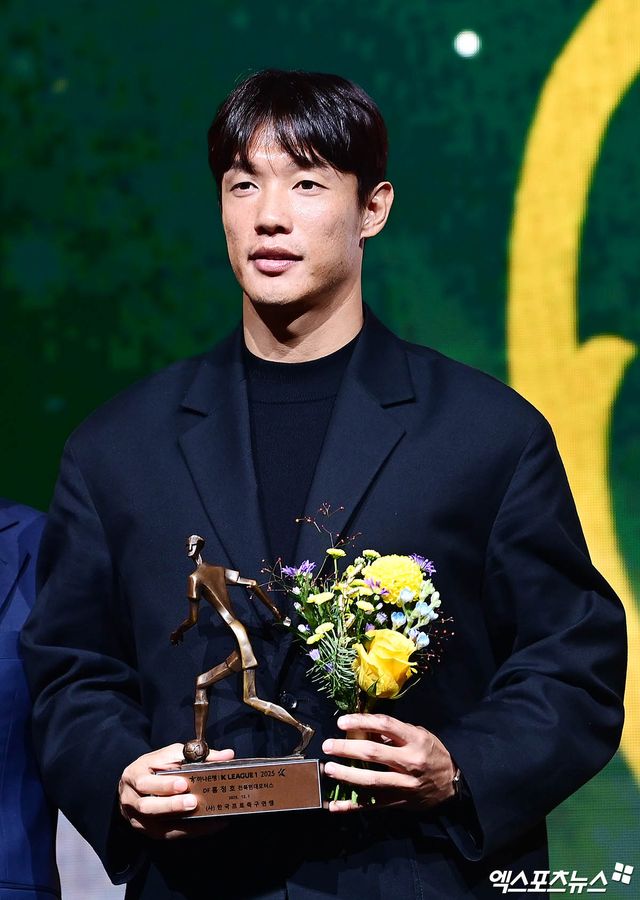 전북현대의 뒷문을 8년간 든든히 지켰던 '베테랑 센터백' 홍정호가 작별을 고함과 동시에 구단에 대한 짙은 아쉬움도 표출했다. 홍정호는 통산 206경기에 출전해 7골 5도움을 기록하며 전북의 황금기를 이끌었다. 홍정호는 이정효 감독의 러브콜을 받고 수원 삼성 이적을 택한 것으로 알려졌다. 엑스포츠뉴스DB