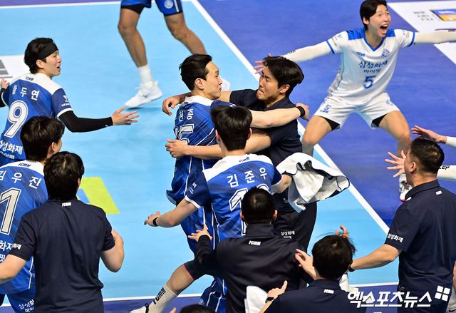 1일 오후 인천 계양체육관에서 열린 '진에어 2025-2026 V-리그' 대한항공과 삼성화재의 경기, 삼성화재가 대한항공에 세트스코어 3:2(23-25, 22-25, 25-23, 25-20, 15-13)로 승리했다. 이날 경기에서 승리한 삼성화재 손현종과 고준용 감독대행이 기뻐하고 있다. 인천, 김한준 기자