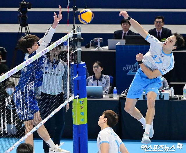 1일 오후 인천 계양체육관에서 열린 '진에어 2025-2026 V-리그' 대한항공과 삼성화재의 경기, 대한항공 임동혁이 공격을 시도하고 있다. 인천, 김한준 기자