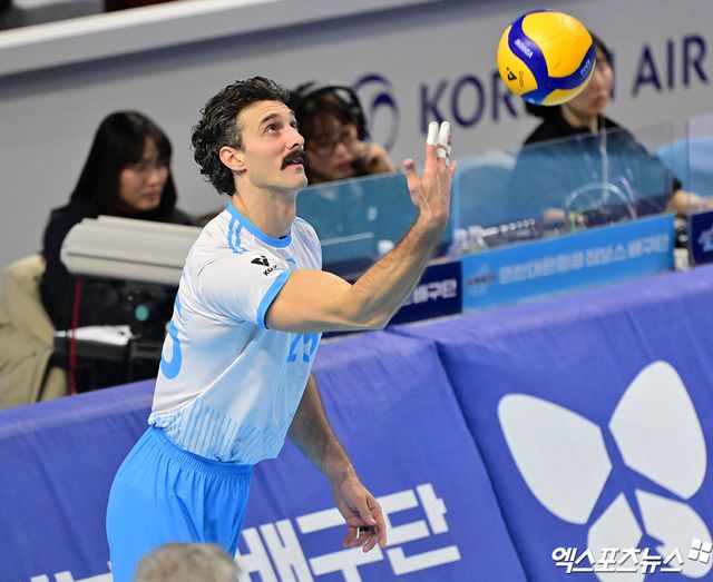 1일 오후 인천 계양체육관에서 열린 '진에어 2025-2026 V-리그' 대한항공과 삼성화재의 경기, 대한항공 러셀이 서브를 준비하고 있다. 인천, 김한준 기자