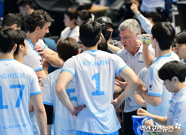 1일 오후 인천 계양체육관에서 열린 '진에어 2025-2026 V-리그' 대한항공과 삼성화재의 경기, 대한항공 헤난 감독이 작전타임을 갖고 있다. 인천, 김한준 기자