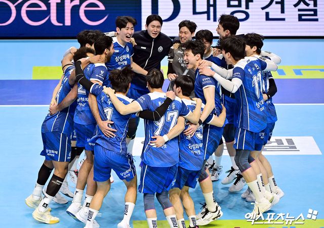 1일 오후 인천 계양체육관에서 열린 '진에어 2025-2026 V-리그' 대한항공과 삼성화재의 경기, 삼성화재가 대한항공에 세트스코어 3:2(23-25, 22-25, 25-23, 25-20, 15-13)로 승리했다. 이날 경기에서 승리한 삼성화재 선수들이 기뻐하고 있다. 인천, 김한준 기자