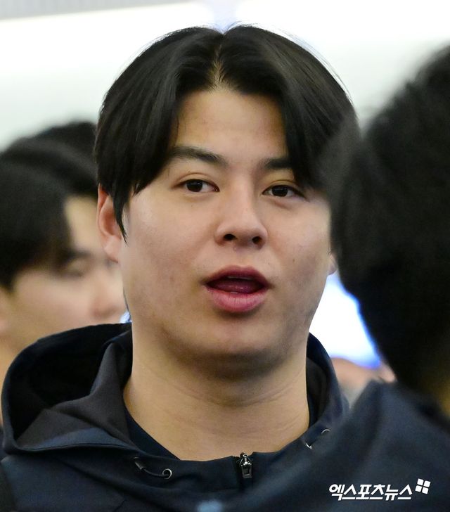 한국 야구 대표팀이 2026 WBC(월드베이스볼클래식) 대비 1차 캠프를 위해 9일 오전 인천국제공항을 통해 사이판으로 출국했다. 출국장으로 향하는 노시환. 엑스포츠뉴스 DB