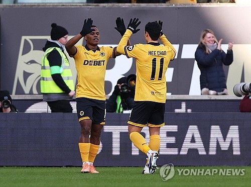 롭 에드워즈 감독이 이끄는 울버햄튼이 11일(한국시간) 영국 울버햄튼에 있는 몰리뉴 스타디움에서 열린 슈루즈베리 타운(4부)과의 2025-2026시즌 FA컵 3라운드 홈 경기에서 6-1 대승을 거뒀다 . 황희찬이 선발 출장해 맹활약하면서 울버햄튼은 리그투(4부) 소속 슈루즈베리에 무려 여섯 골을 몰아쳐 기량 차를 보여줬다.&nbsp;연합뉴스