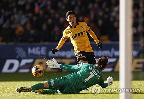 롭 에드워즈 감독이 이끄는 울버햄튼이 11일(한국시간) 영국 울버햄튼에 있는 몰리뉴 스타디움에서 열린 슈루즈베리 타운(4부)과의 2025-2026시즌 FA컵 3라운드 홈 경기에서 6-1 대승을 거뒀다 . 황희찬이 선발 출장해 맹활약하면서 울버햄튼은 리그투(4부) 소속 슈루즈베리에 무려 여섯 골을 몰아쳐 기량 차를 보여줬다.&nbsp;연합뉴스