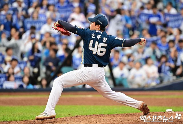 지난해 10월 7일 오후 대구삼성라이온즈파크에서 열린 '2025 신한 SOL Bank KBO 포스트시즌' NC 다이노스와 삼성 라이온즈의 와일드카드 2차전 경기, 8회말 NC 손주환이 역투하고 있다. 엑스포츠뉴스 DB