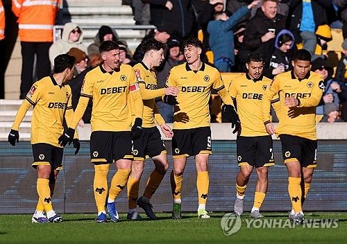 롭 에드워즈 감독이 이끄는 울버햄튼이 11일(한국시간) 영국 울버햄튼에 있는 몰리뉴 스타디움에서 열린 슈루즈베리 타운(4부)과의 2025-2026시즌 FA컵 3라운드 홈 경기에서 6-1 대승을 거뒀다 . 황희찬이 선발 출장해 맹활약하면서 울버햄튼은 리그투(4부) 소속 슈루즈베리에 무려 여섯 골을 몰아쳐 기량 차를 보여줬다.&nbsp;연합뉴스