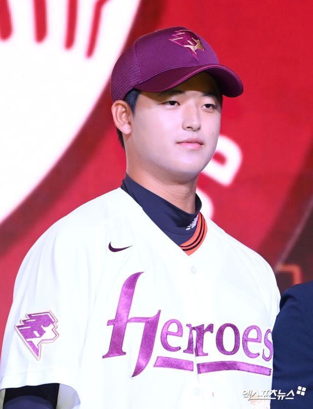 지난해 9월 17일 오후 서울 송파구 롯데호텔 월드에서 열린 '2026 KBO 신인 드래프트'에 참석한 키움 히어로즈에서 전체 1번 박준현(천안북일고)이 지명된 뒤 소감을 전하고 있다. 엑스포츠뉴스 DB