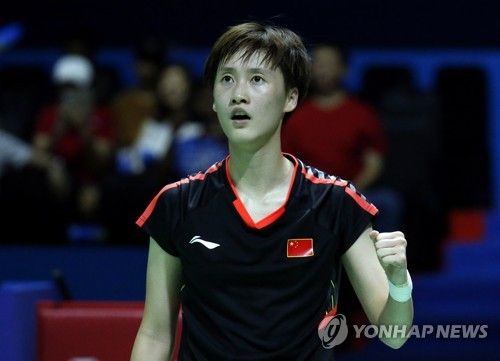 세계배드민턴연맹(BWF) 홈페이지는 9일 밤 천위페이의 말레이시아 오픈 여자단식 준결승 기권을 공식 발표했다. 안세영은 10일 오전 11시 말레이시아 쿠알라룸푸르의 악시아타 아레나에서 천위페이와 BWF 말레이시아 오픈(슈퍼 1000) 준결승을 치르기로 했으나 경기 자체가 사라졌다. 안세영은 하루를 푹 쉰 뒤 11일 세계랭킹 2위 왕즈이와 2년 연속 결승에서 격돌한다. 안세영은 자신의 소셜미디어(SNS)를 통해 '천위페이 선수, 부상 때문에 경기를 기권하게 됐다는 소식을 들어 너무 아쉽습니다. 저와 그리고 팬분들 모두 선수와의 경기를 무척 고대하고 있었기에 더 속상하게 느껴집니다'라면서 '하지만 무엇보다도 회복이 우선이죠'라고 했다. 연합뉴스