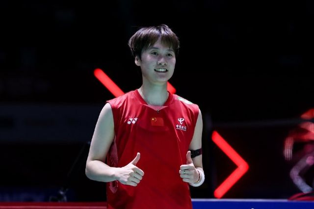 세계배드민턴연맹(BWF) 홈페이지는 9일 밤 천위페이의 말레이시아 오픈 여자단식 준결승 기권을 공식 발표했다. 안세영은 10일 오전 11시 말레이시아 쿠알라룸푸르의 악시아타 아레나에서 천위페이와 BWF 말레이시아 오픈(슈퍼 1000) 준결승을 치르기로 했으나 경기 자체가 사라졌다. 안세영은 하루를 푹 쉰 뒤 11일 세계랭킹 2위 왕즈이와 2년 연속 결승에서 격돌한다. 안세영은 자신의 소셜미디어(SNS)를 통해 '천위페이 선수, 부상 때문에 경기를 기권하게 됐다는 소식을 들어 너무 아쉽습니다. 저와 그리고 팬분들 모두 선수와의 경기를 무척 고대하고 있었기에 더 속상하게 느껴집니다'라면서 '하지만 무엇보다도 회복이 우선이죠'라고 했다. SNS