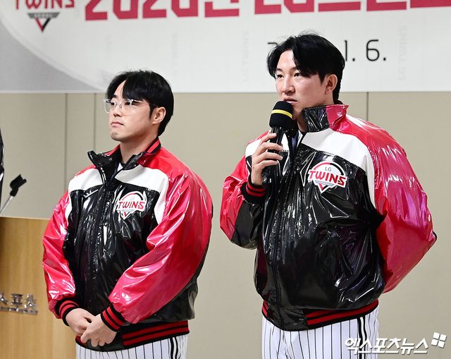 지난 6일 오후 서울 송파구 잠실야구장에서 열린 '2026 LG 트윈스 시무식'에 참석한 LG 김민수, 장시환이 인사하고 있다. 엑스포츠뉴스 DB