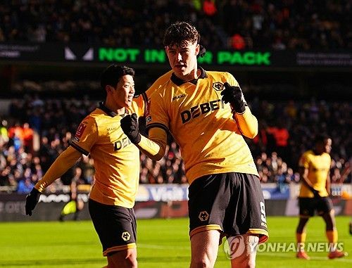 롭 에드워즈 감독이 이끄는 울버햄튼이 11일(한국시간) 영국 울버햄튼에 있는 몰리뉴 스타디움에서 열린 슈루즈베리 타운(4부)과의 2025-2026시즌 FA컵 3라운드 홈 경기에서 6-1 대승을 거뒀다 . 황희찬이 선발 출장해 맹활약하면서 울버햄튼은 리그투(4부) 소속 슈루즈베리에 무려 여섯 골을 몰아쳐 기량 차를 보여줬다.&nbsp;연합뉴스