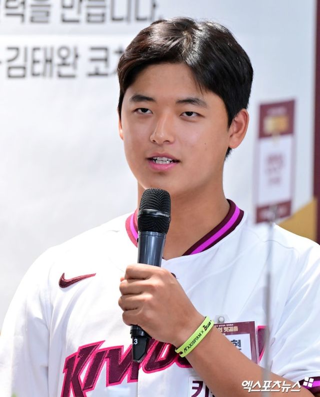 지난해 9월 17일 오후 서울 송파구 롯데호텔 월드에서 열린 '2026 KBO 신인 드래프트'에 참석한 키움 히어로즈에서 전체 1번 박준현(천안북일고)이 지명된 뒤 소감을 전하고 있다. 엑스포츠뉴스 DB