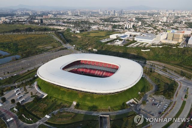 2026 국제축구연맹(FIFA) 북중미 월드컵을 준비하는 홍명보호가 '고지대 적응'을 위해 멕시코 과달라하라를 베이스캠프로 낙점했다. 과달라하라 내 베이스캠프 후보지는 '그랜드 피에스타 아메리카나 과달라하라 컨트리클럽'과 '더 웨스틴 과달라하라' 두 곳이다. 훈련장으로는 멕시코 프로팀 아틀라스 FC의 훈련 시설인 AGA 아카데미와 치바스의 베르데 바예가 유력하게 거론된다. 연합뉴스