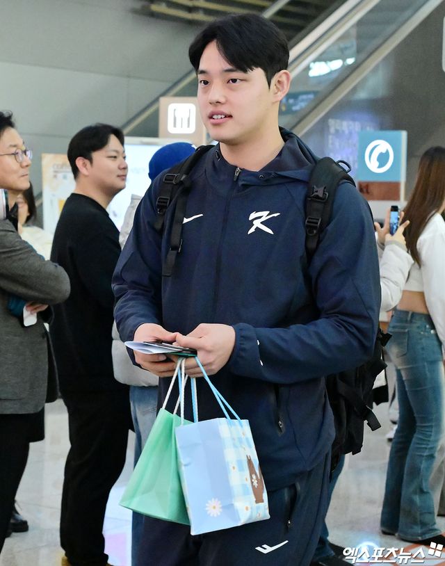 한국 야구 대표팀이 2026 WBC(월드베이스볼클래식) 대비 1차 캠프를 위해 9일 오전 인천국제공항을 통해 사이판으로 출국했다. 출국장으로 향하는 문동주. 엑스포츠뉴스 DB