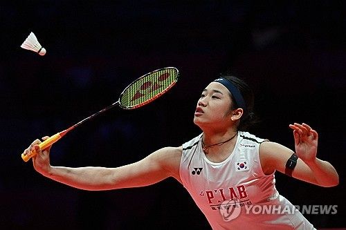 세계배드민턴연맹(BWF) 홈페이지는 9일 밤 천위페이의 말레이시아 오픈 여자단식 준결승 기권을 공식 발표했다. 안세영은 10일 오전 11시 말레이시아 쿠알라룸푸르의 악시아타 아레나에서 천위페이와 BWF 말레이시아 오픈(슈퍼 1000) 준결승을 치르기로 했으나 경기 자체가 사라졌다. 안세영은 하루를 푹 쉰 뒤 11일 세계랭킹 2위 왕즈이와 2년 연속 결승에서 격돌한다. 안세영은 자신의 소셜미디어(SNS)를 통해 '천위페이 선수, 부상 때문에 경기를 기권하게 됐다는 소식을 들어 너무 아쉽습니다. 저와 그리고 팬분들 모두 선수와의 경기를 무척 고대하고 있었기에 더 속상하게 느껴집니다'라면서 '하지만 무엇보다도 회복이 우선이죠'라고 했다. 연합뉴스