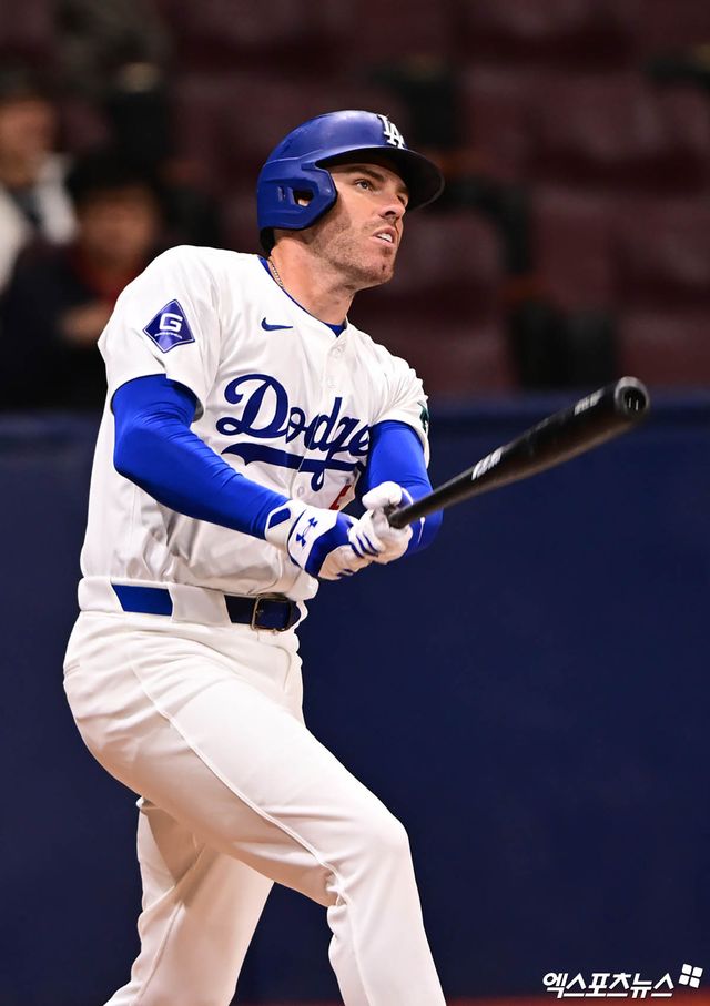 17일 서울 구로구 고척스카이돔에서 열린 '메이저리그 월드투어 서울시리즈 2024' 스페셜 매치 키움 히어로즈와 LA 다저스의 경기, 1회초 2사 LA 프레디 프리먼이 키움 선발투수 아리엘 후라도 상대로 선제 솔로 홈런을 때려내고 있다. 엑스포츠뉴스 DB