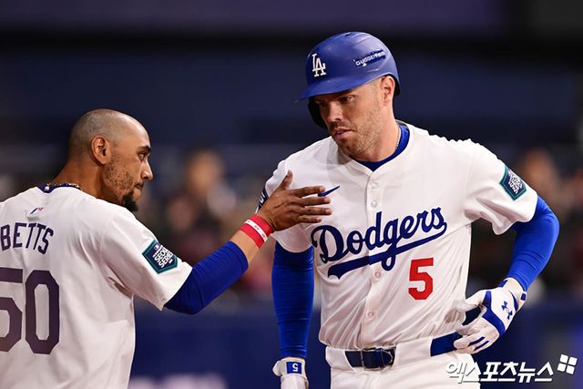17일 서울 구로구 고척스카이돔에서 열린 '메이저리그 월드투어 서울시리즈 2024' 스페셜 매치 키움 히어로즈와 LA 다저스의 경기, 1회초 2사 LA 프레디 프리먼이 키움 선발투수 아리엘 후라도 상대로 선제 솔로 홈런을 때려낸 뒤 더그아웃으로 향하며 무키 베츠의 축하를 받고 있다. 엑스포츠뉴스 DB