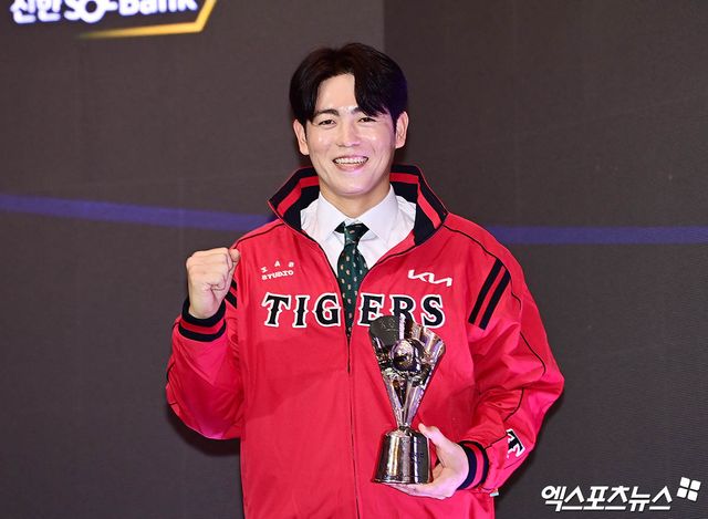 24일 오후 서울 신천동 롯데호텔월드에서 열린 '2025 신한 SOL Bank KBO 시상식'에 참석한 KIA 이태양이 퓨처스리그 북부리그 투수 부문 승리상 트로피를 들고 기념 촬영을 하고 있다. 엑스포츠뉴스 DB