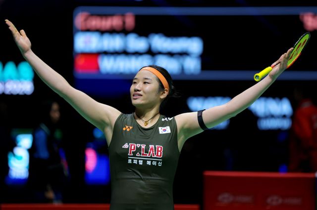 안세영(삼성생명·세계 1위)은 11일(한국시간) 말레이시아 쿠알라룸푸르에 있는 악사이타 아레나에서 열린 2026 세계배드민턴연맹(BWF) 월드투어 말레이시아 오픈(슈퍼 1000) 여자 단식 결승전에서 왕즈이(중국·세계 2위)를 게임스코어 2-0(21-15 24-22)으로 제압하고 우승을 차지했다. 이날 안세영은 2게임에서 13-19로 뒤져 있는 상황에서 역전에 성공해 화제가 됐다. 동남아 현지 언론은 세계 1위와 2위 사이에 분명한 격차가 존재했다며 안세영의 클래스를 극찬했다. 연합뉴스