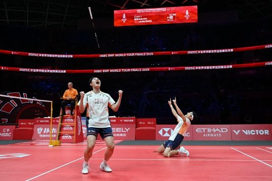 서승재-김원호 조(이상 삼성생명·세계 1위)는 11일(한국시간) 말레이시아 쿠알라룸푸르에 있는 악사이타 아레나에서 열린 2026 세계배드민턴연맹(BWF) 월드투어 말레이시아 오픈(슈퍼 1000) 남자 복식 결승전에서 말레이시아의 아론 치아-소위익 조(세계 2위)를 게임스코어 2-1(21-15 12-21 21-18)로 이기면서 우승을 차지했다. 서승재-김원호 조는 지난 시즌에 이어 또다시 말레이시아 오픈 정상에 오르면서 대회 2연패에 성공했다. 연합뉴스