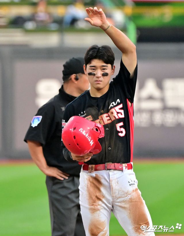 22일 오후 수원KT위즈파크에서 열린 '2025 신한 SOL Bank KBO리그' KIA 타이거즈와 KT 위즈의 경기, 1회초 1사 2루 KIA 김도영이 좌전안타를 날린 후 3루까지 진루를 시도하다 KT 권동진과 충돌한 후 어깨 상태를 체크하고 있다. 엑스포츠뉴스 DB