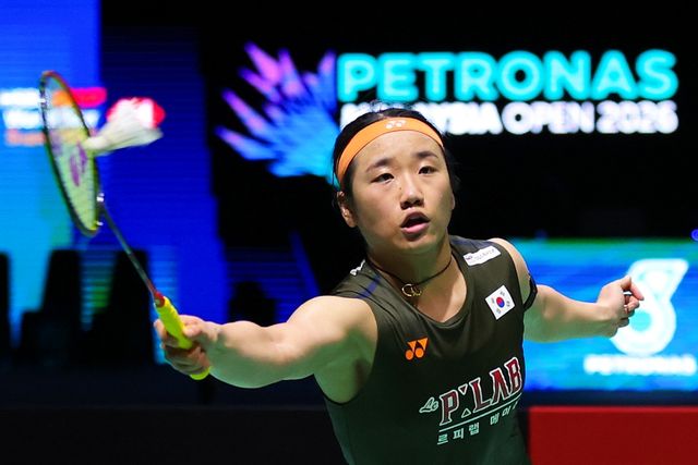 배드민턴 여자단식 세계랭킹 1위 안세영이 11일 말레이시아 쿠알라룸푸르의 아시아타 아레나에서 열린 2026 세계배드민턴연맹(BWF) 말레이시아 오픈(슈퍼 1000) 여자단식 결승에서 중국의 왕즈이를 게임스코어 2-0으로 제압하고 대회 3연패를 달성했다. 안세영은 1게임, 2게임 모두 대역전극을 만들면서 랭킹 1위의 자격을 증명했다. 연합뉴스