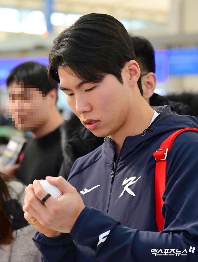 한국 야구 대표팀이 2026 WBC(월드베이스볼클래식) 대비 1차 캠프를 위해 9일 오전 인천국제공항을 통해 사이판으로 출국했다. 출국장으로 향하는 김혜성. 엑스포츠뉴스 DB