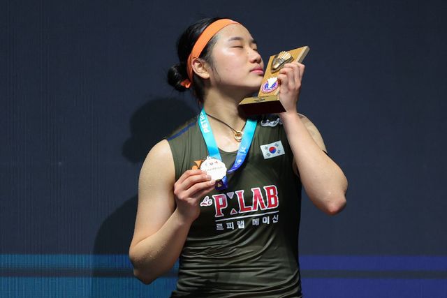 안세영(삼성생명·세계 1위)은 11일(한국시간) 말레이시아 쿠알라룸푸르에 있는 악사이타 아레나에서 열린 2026 세계배드민턴연맹(BWF) 월드투어 말레이시아 오픈(슈퍼 1000) 여자 단식 결승전에서 왕즈이(중국·세계 2위)를 게임스코어 2-0(21-15 24-22)으로 제압하고 우승을 차지했다. 이날 안세영은 2게임에서 13-19로 뒤져 있는 상황에서 역전에 성공해 화제가 됐다. 동남아 현지 언론은 세계 1위와 2위 사이에 분명한 격차가 존재했다며 안세영의 클래스를 극찬했다. 연합뉴스